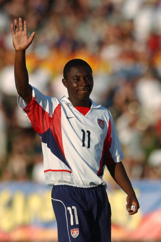 FREDDY ADU LEVANTA EL BRAZO - 20031126